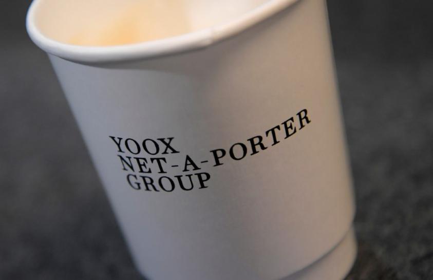  Net-a-Porter apre un ‘cafè’ e un pop-up store nella sede londinese di Sotheby’s. L’evento segna l’ingresso dell’eCommerce company nel retail fisico