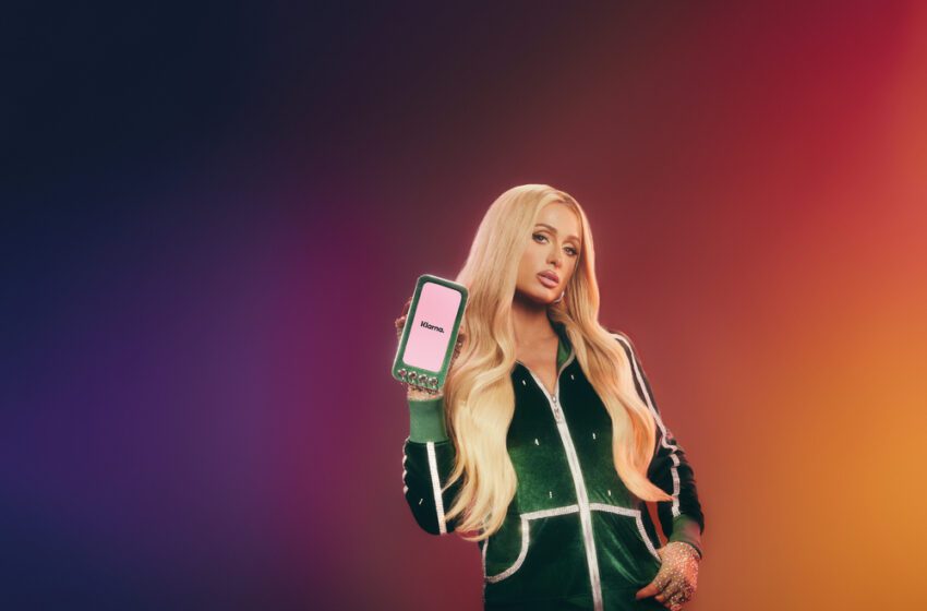  Klarna celebra il ritorno delle tendenze Y2K e sceglie Paris Hilton come testimonial della sua nuova campagna