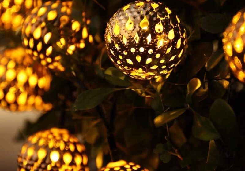  5 idee per un albero di Natale decorato con sfere luminose