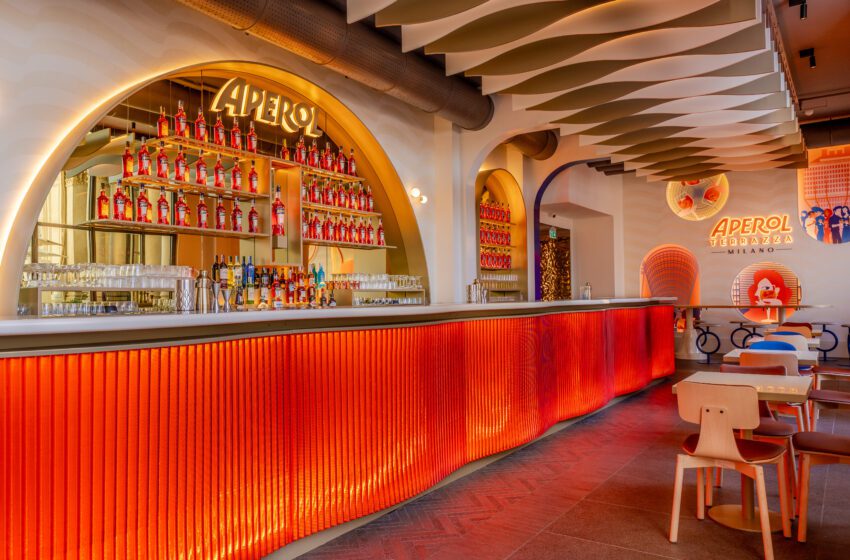  Terrazza Aperol: la casa di Aperol Spritz,nata dalla partnership fra Autogrill e Campari Group, si presenta con un nuovo concept che celebra convivialità, design e gusto